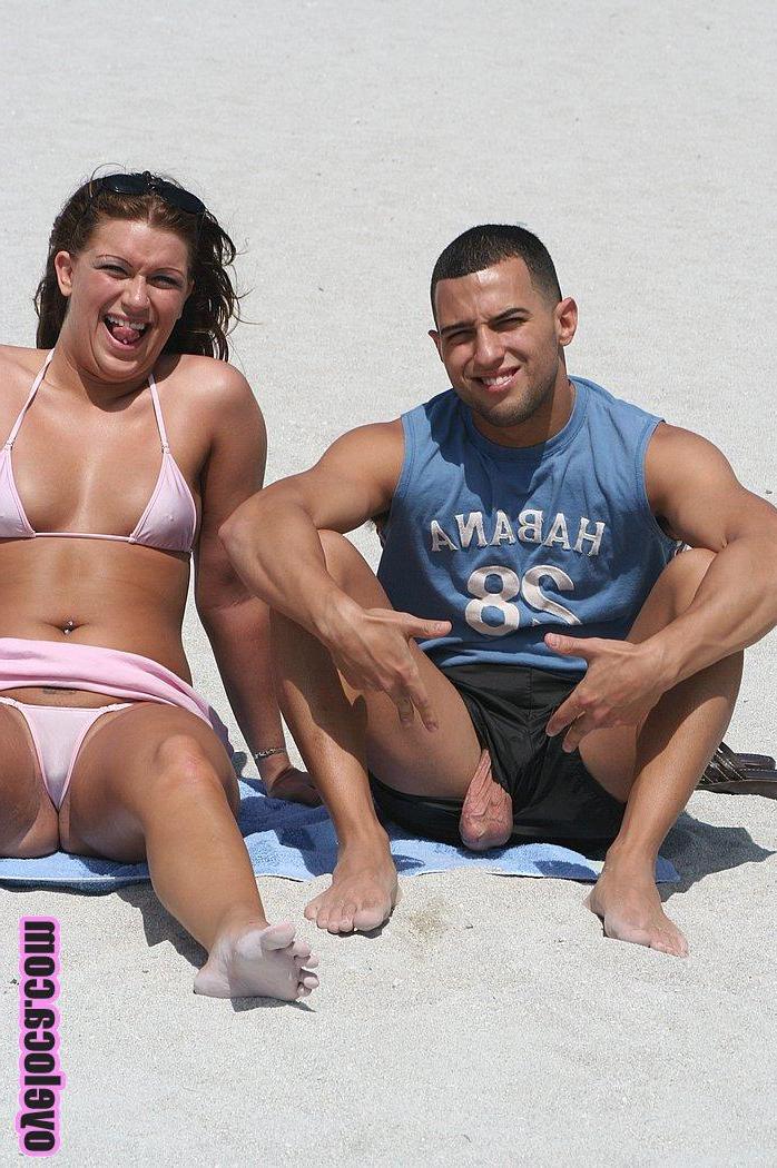 17P Petite Latina com uma bunda cheia de bolhas Amber Fuentes brinca na praia