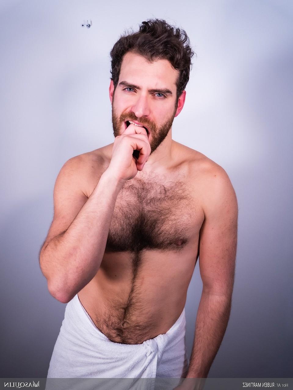 18P El gay barbudo peludo Rubén Martínez hace alarde de su gran polla y juega con su ano