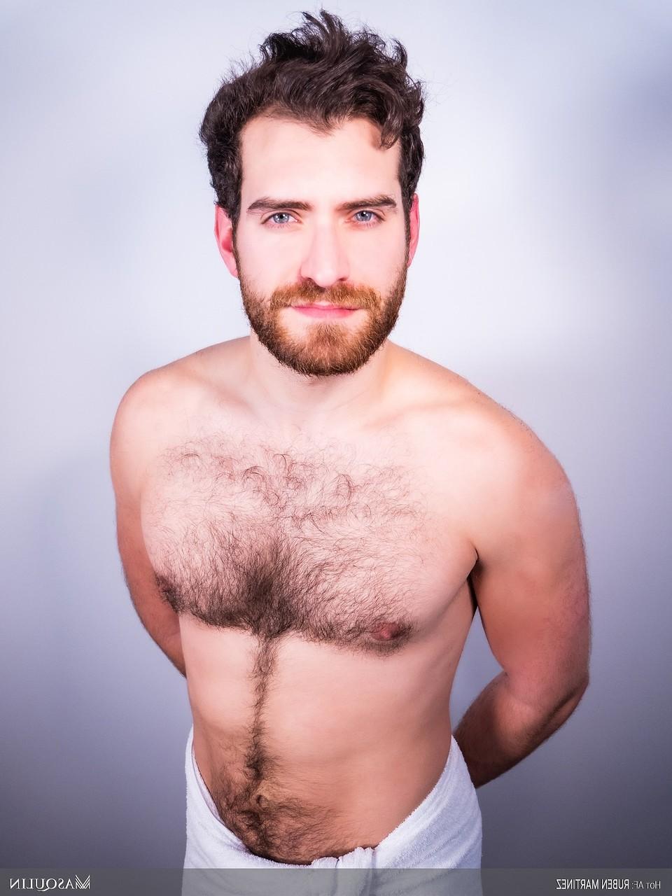 18P El gay barbudo peludo Rubén Martínez hace alarde de su gran polla y juega con su ano