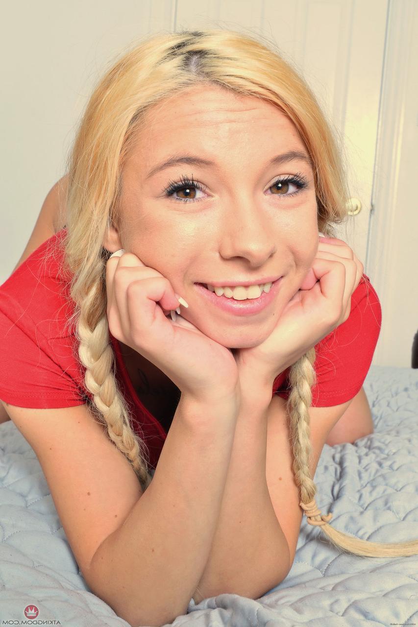 20P A adolescente Kenzie Reeves exibe sua buceta carnuda através de sua calcinha sem virilha