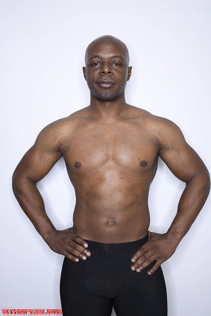 20P Musculoso ébano Kelli Provocateur luta contra seu treinador antes de ser fodido