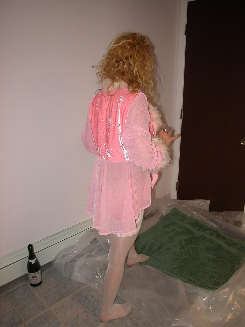 20P Die freche MILF Anna spielt in einem versauten Solo mit Flaschen in ihrer rasierten Muschi