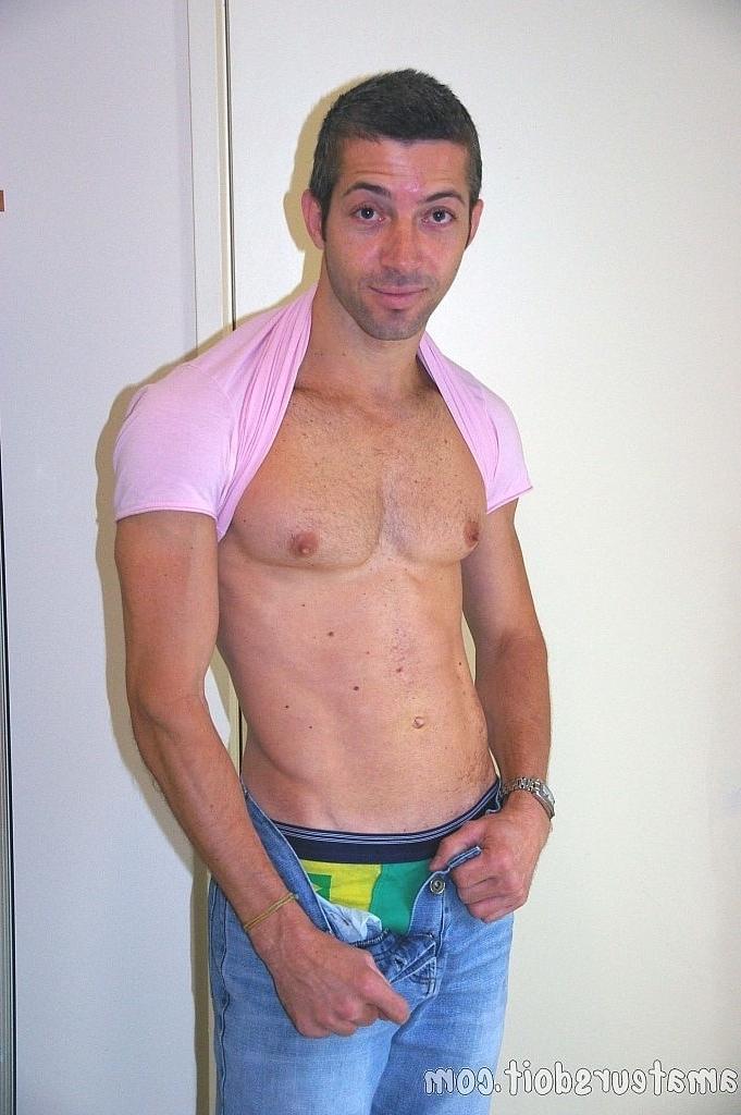 20P El estadounidense gay Evan Heavan desnuda su cuerpo delgado y se masturba en un erótico solo