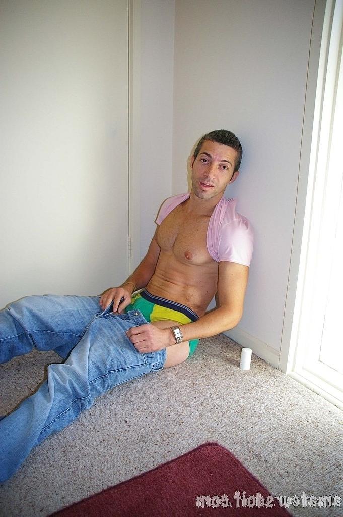 20P El estadounidense gay Evan Heavan desnuda su cuerpo delgado y se masturba en un erótico solo