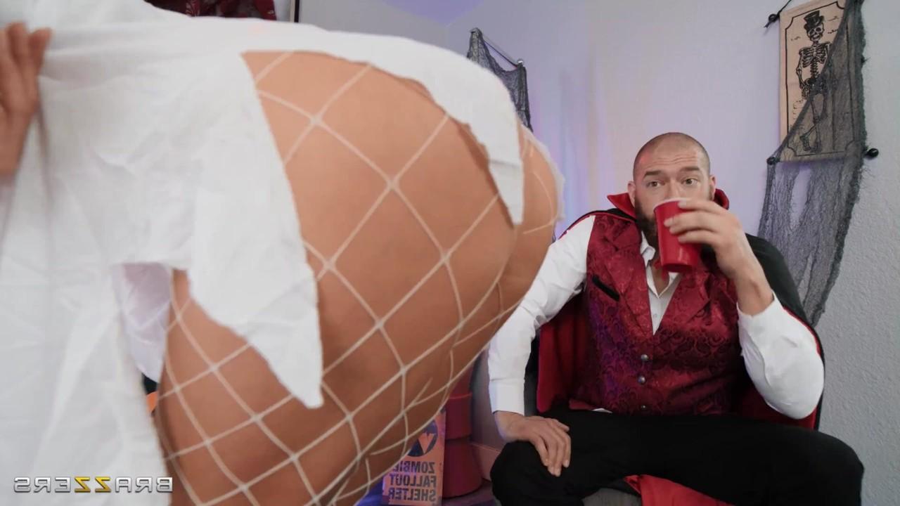20P Petite Emma Hix & curvy LaSirena69 fuck hard in a spooky threesome
