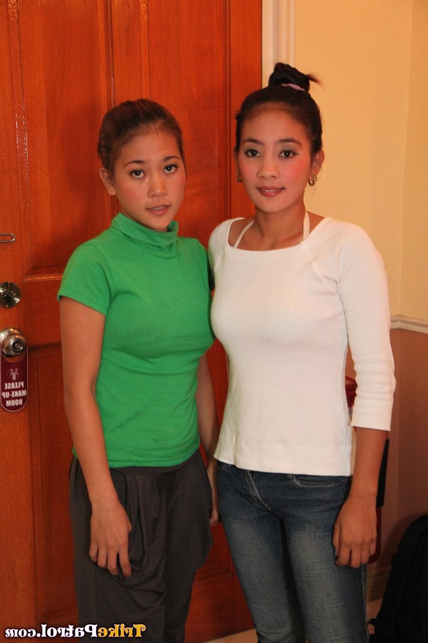 20P Las pequeñas filipinas April Dizon y May Capangpangan se desnudan y comparten una polla