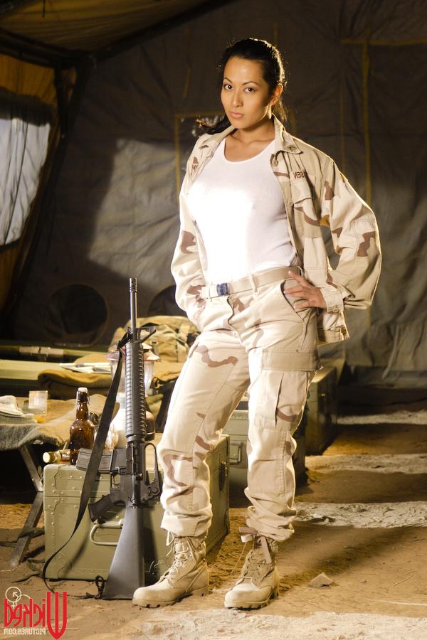 20P Nena asiática del ejército muestra sus grandes tetas y su culo en un sexy striptease uniforme