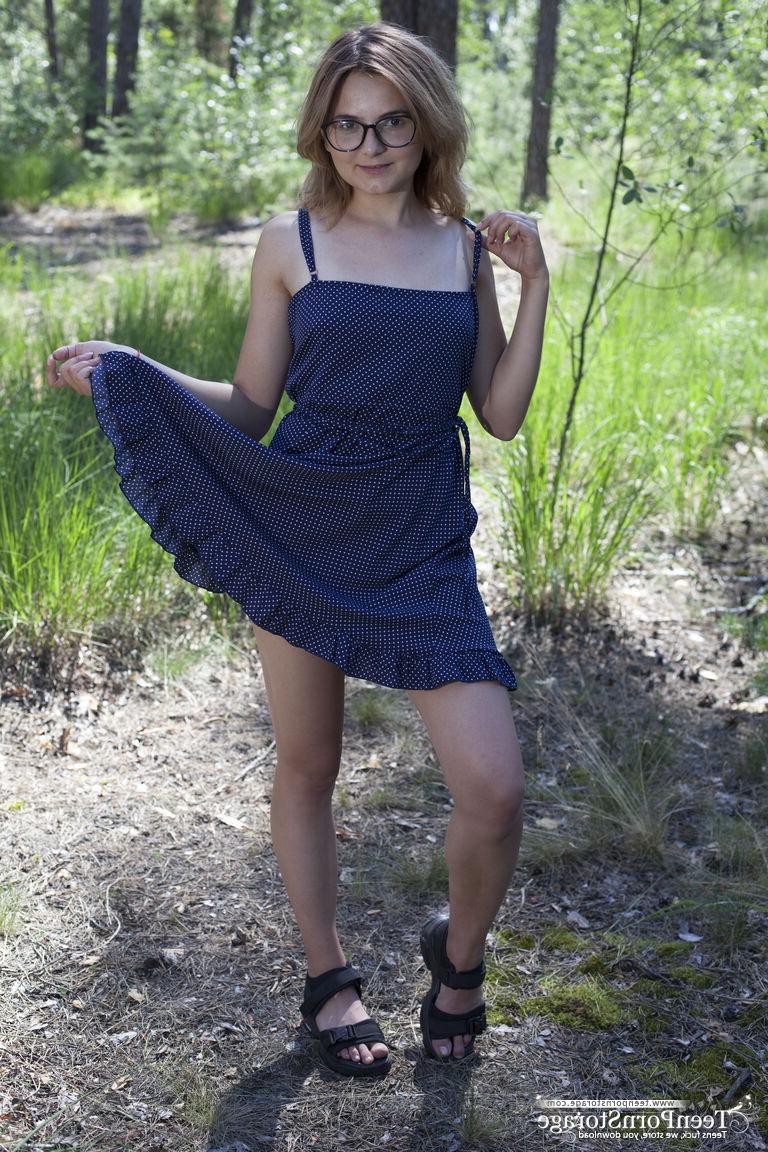 20P Mia, une jeune ringarde, enlève ses lunettes et sa robe pour se poser nue dans les bois.
