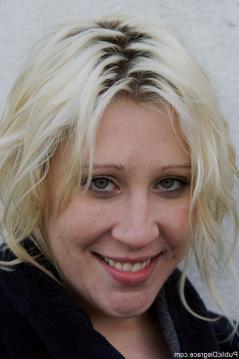 20P Die blonde Krissy Leigh erhält von zwei perversen Kerlen Monster-Gesichtsbehandlungen