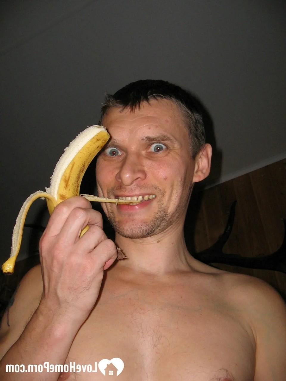20P Short-haired MILF inserts a ripe banana into her pussy and blows a dick