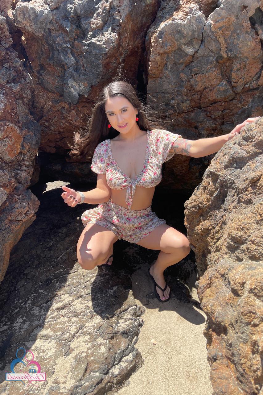 20P La sexy asiática Jasmine Wilde se desnuda y muestra sus grandes tetas, su culo y su coño calvo