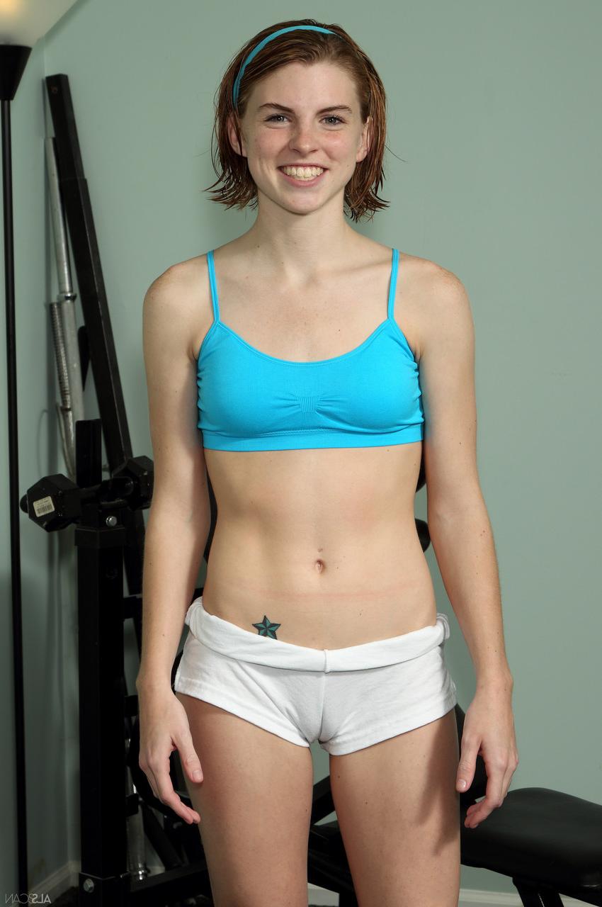 20P La morena Aubrey Belle follada por una lesbiana rubia en el gimnasio