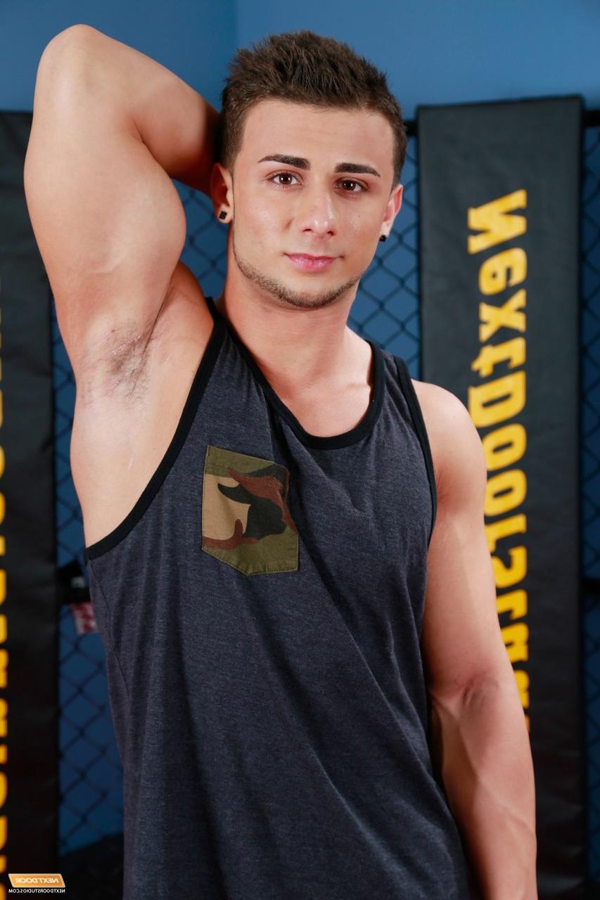 20P O garanhão gay musculoso Raoul fica nu para exibir seu pau grande e abdômen