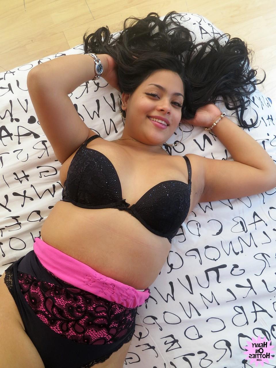 16P A morena amadora Carolinda fica nua antes de um boquete POV