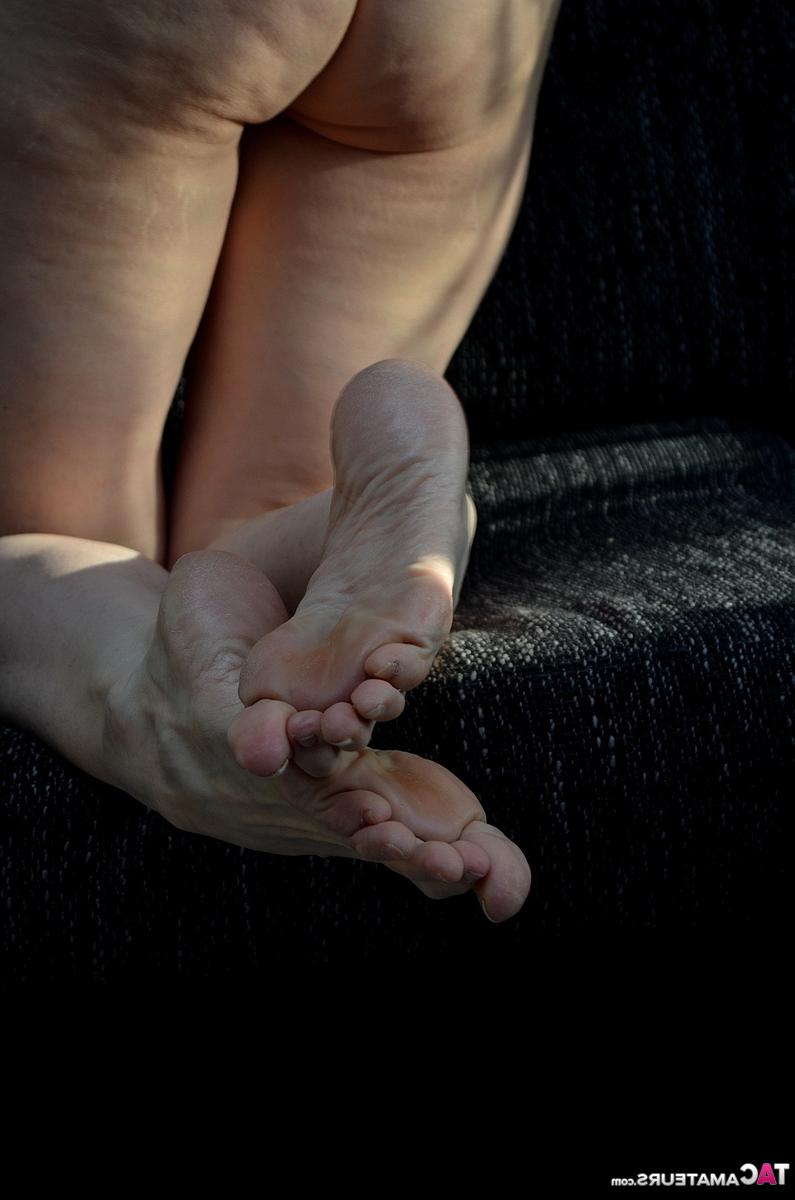 16P La modelo amateur hotmilf se quita las pantimedias para quedar totalmente desnuda