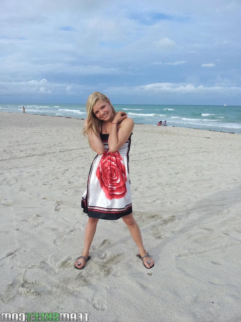 17P La tímida modelo rubia stella muestra sus tetas y su coño amateur en la playa