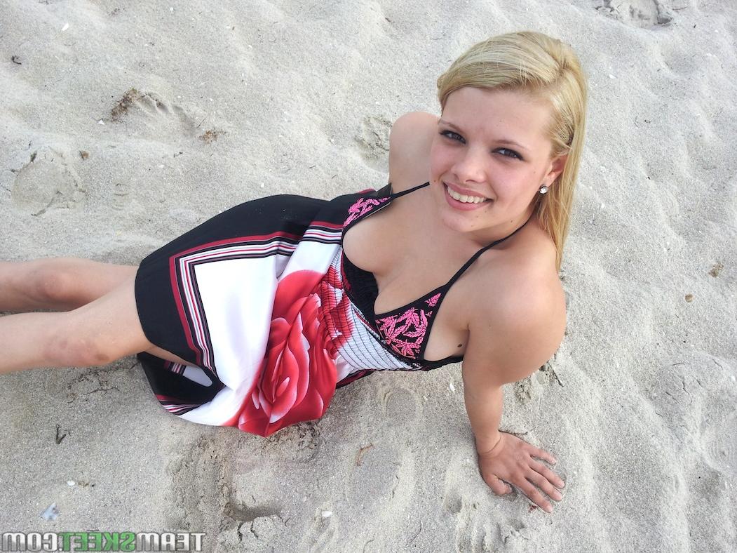 17P La tímida modelo rubia stella muestra sus tetas y su coño amateur en la playa