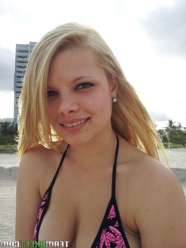 17P La tímida modelo rubia stella muestra sus tetas y su coño amateur en la playa