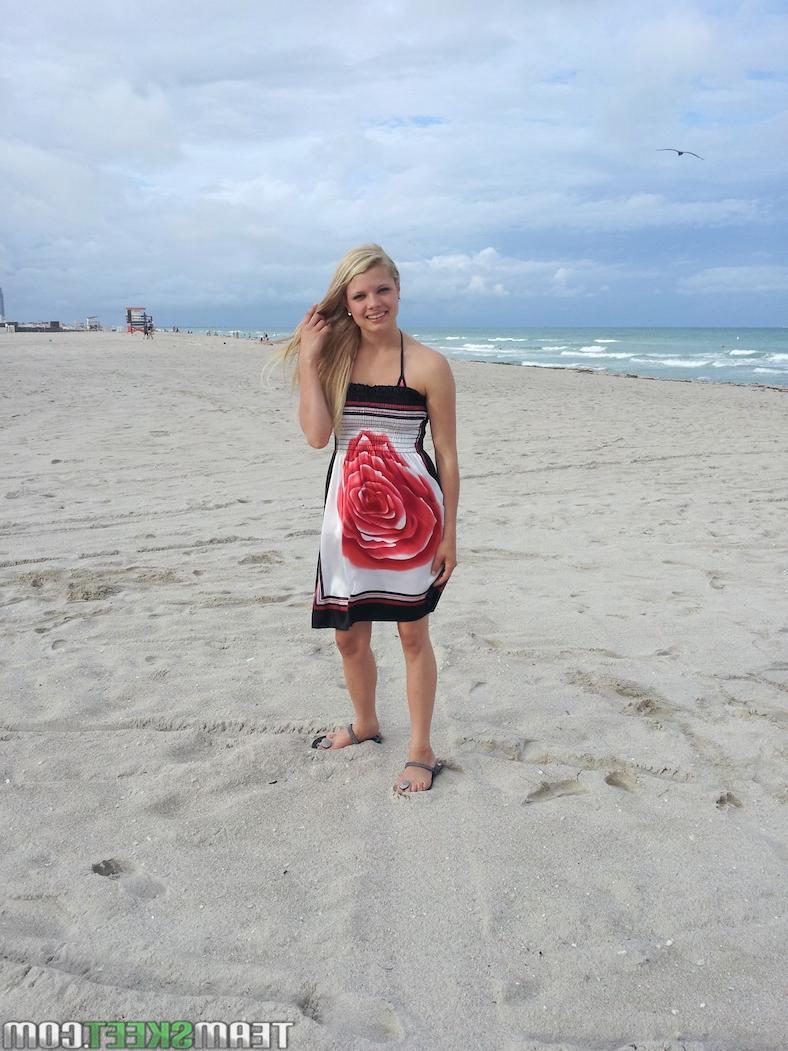 17P La tímida modelo rubia stella muestra sus tetas y su coño amateur en la playa