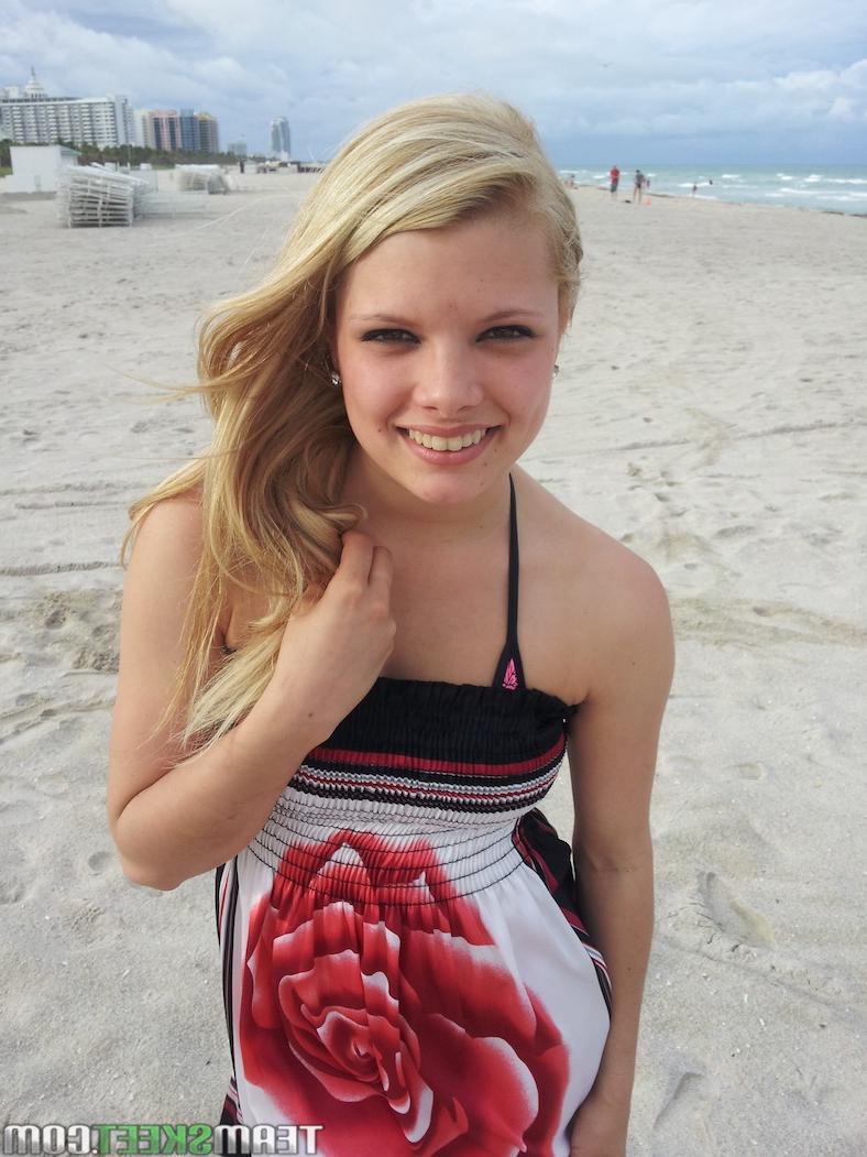 17P La tímida modelo rubia stella muestra sus tetas y su coño amateur en la playa