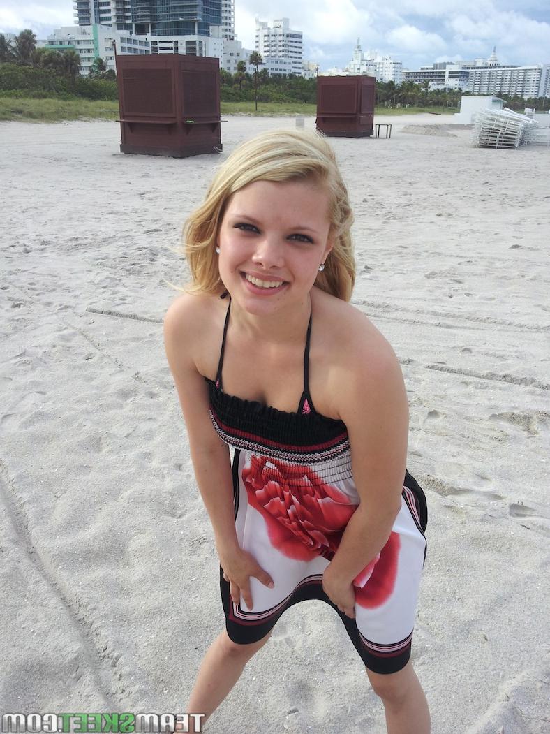 17P La tímida modelo rubia stella muestra sus tetas y su coño amateur en la playa