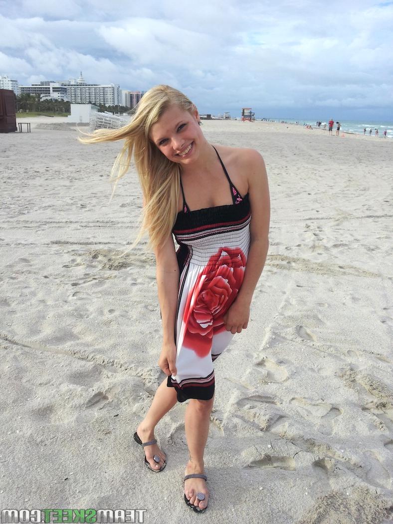 17P La tímida modelo rubia stella muestra sus tetas y su coño amateur en la playa