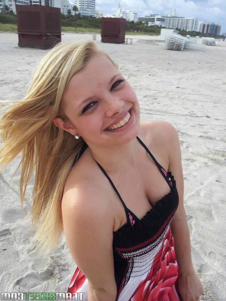 17P La tímida modelo rubia stella muestra sus tetas y su coño amateur en la playa