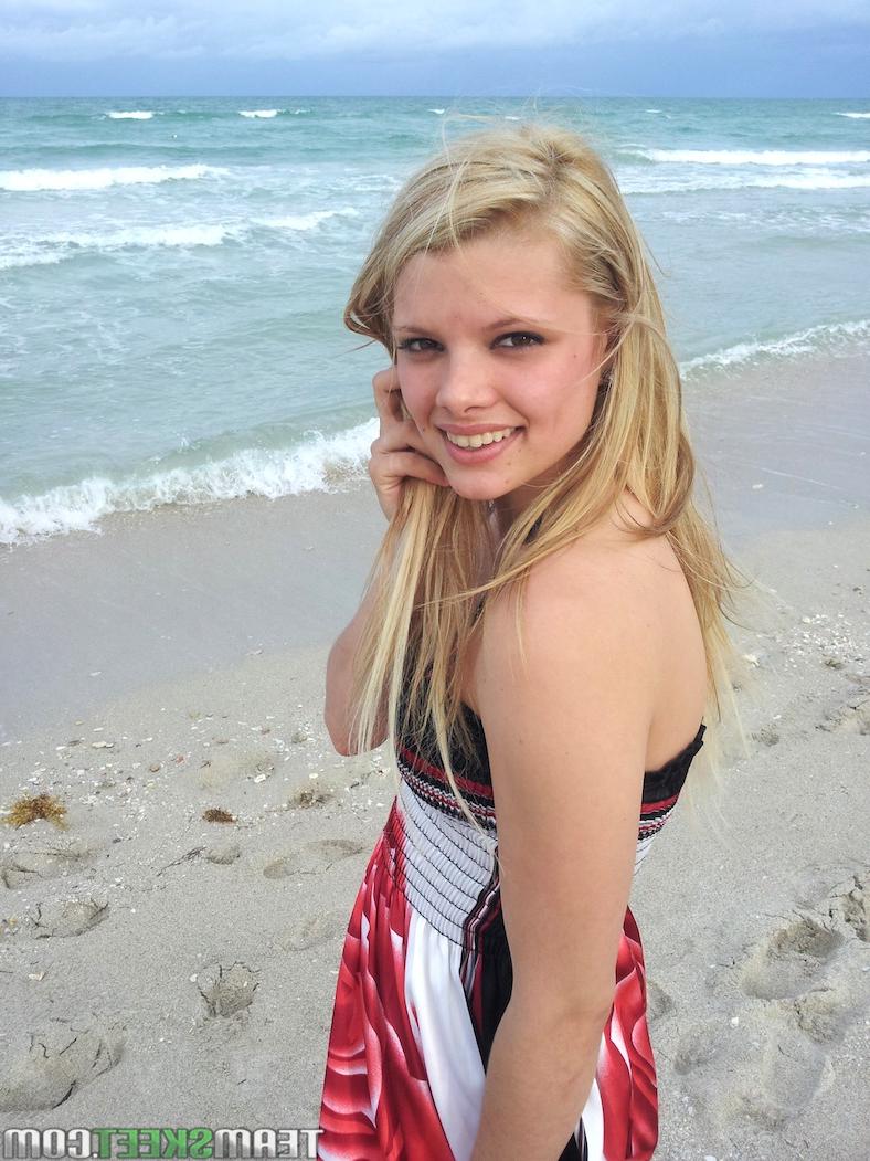 17P La tímida modelo rubia stella muestra sus tetas y su coño amateur en la playa