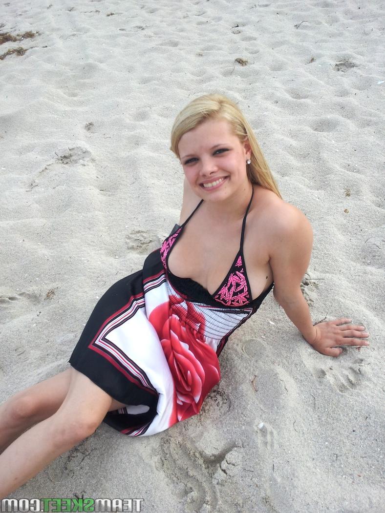 17P La tímida modelo rubia stella muestra sus tetas y su coño amateur en la playa