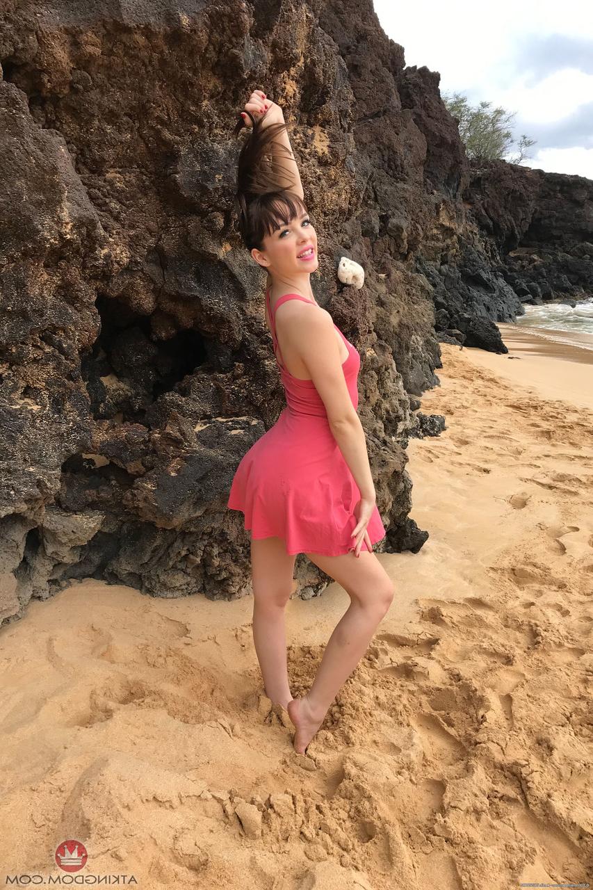 20P A pequena americana Aliya Brynn posa nua em sua toalha em uma praia arenosa