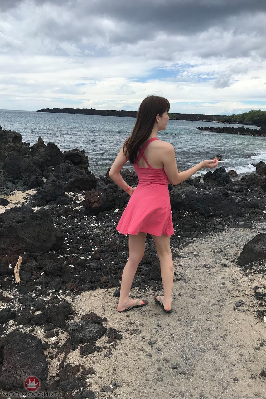 20P A pequena americana Aliya Brynn posa nua em sua toalha em uma praia arenosa