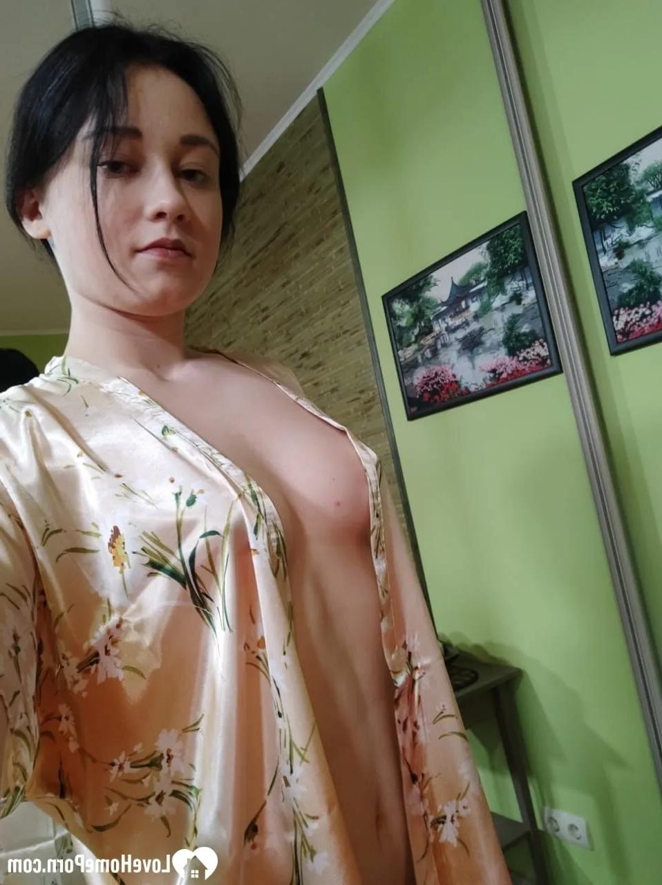 20P Une jolie brune en bas exhibe son cul et prend des selfies dans le miroir