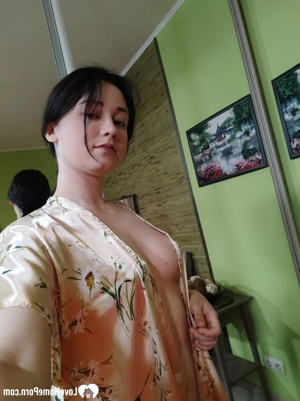 20P Une jolie brune en bas exhibe son cul et prend des selfies dans le miroir