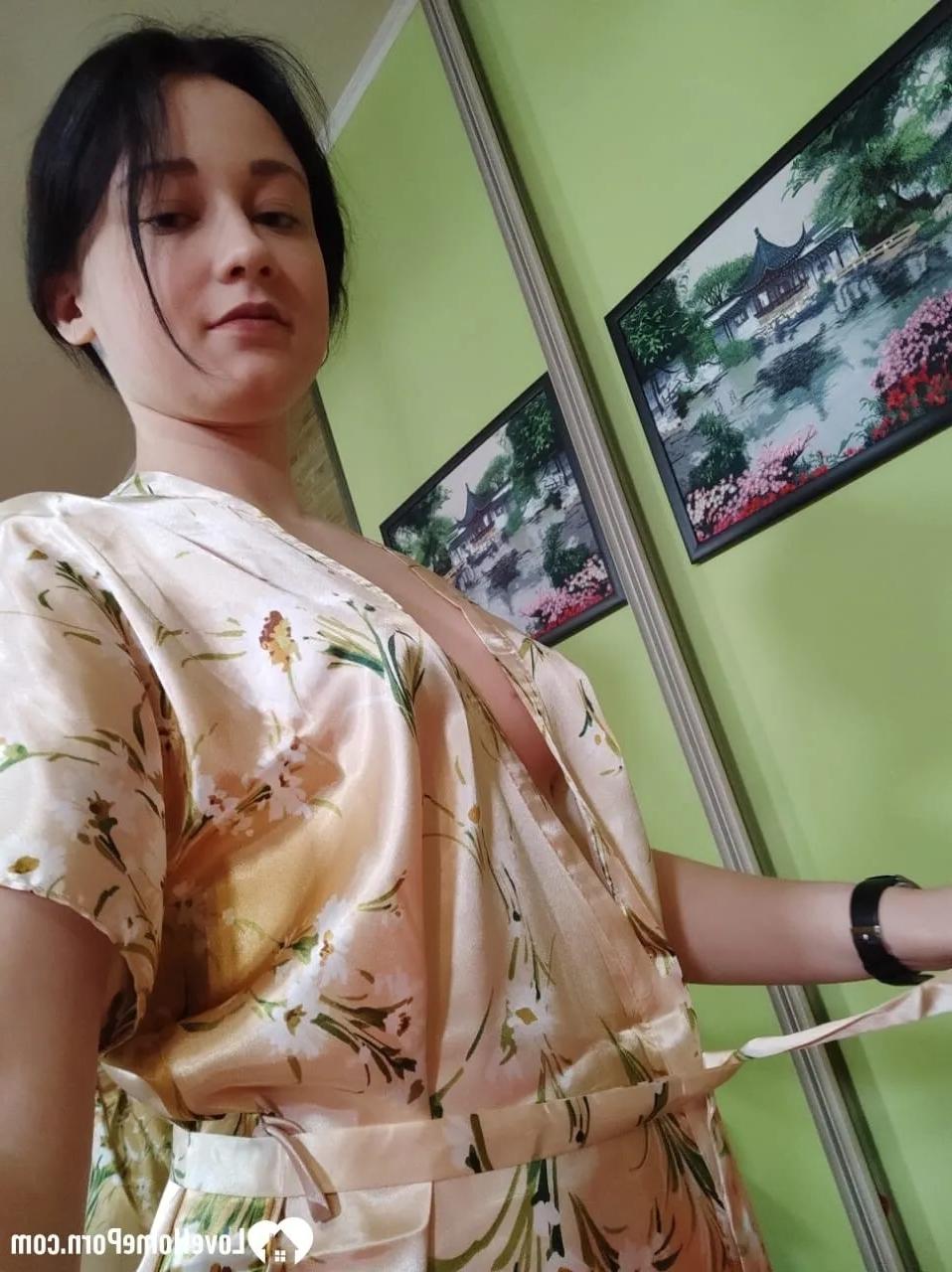 20P Une jolie brune en bas exhibe son cul et prend des selfies dans le miroir