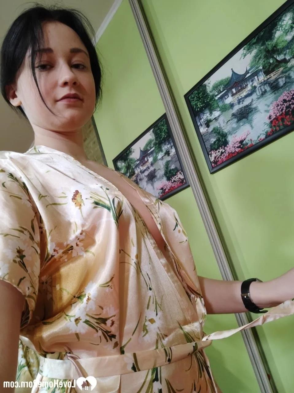 20P Une jolie brune en bas exhibe son cul et prend des selfies dans le miroir