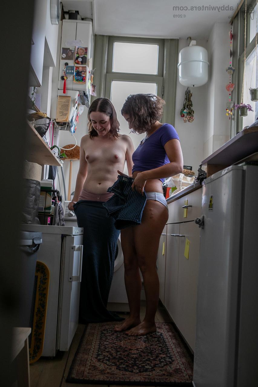 20P Petites filles aux gros culs Sienna G et Tilly B s'habillent dans la cuisine étroite.