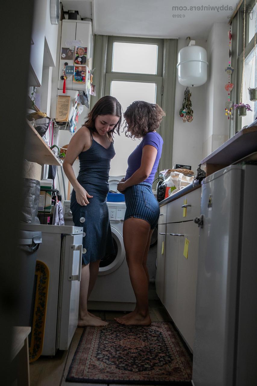 20P Petites filles aux gros culs Sienna G et Tilly B s'habillent dans la cuisine étroite.