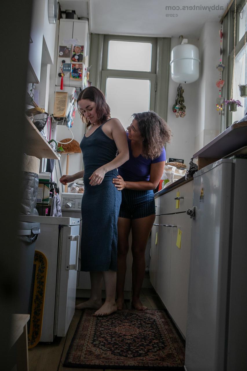 20P Petites filles aux gros culs Sienna G et Tilly B s'habillent dans la cuisine étroite.