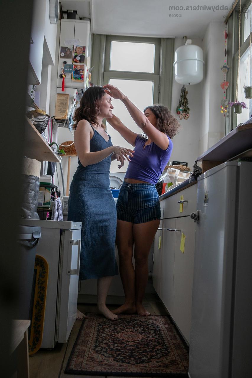 20P Petites filles aux gros culs Sienna G et Tilly B s'habillent dans la cuisine étroite.