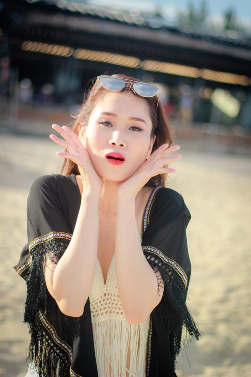 20P ビーチコンピレーションでポーズをとる赤い口紅の見事なアジア人美女