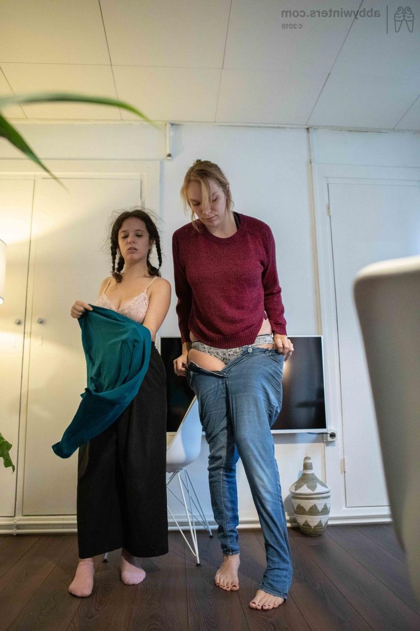 20P Las muñecas desnudas Alessia y Layla K muestran sus curvas mientras se visten