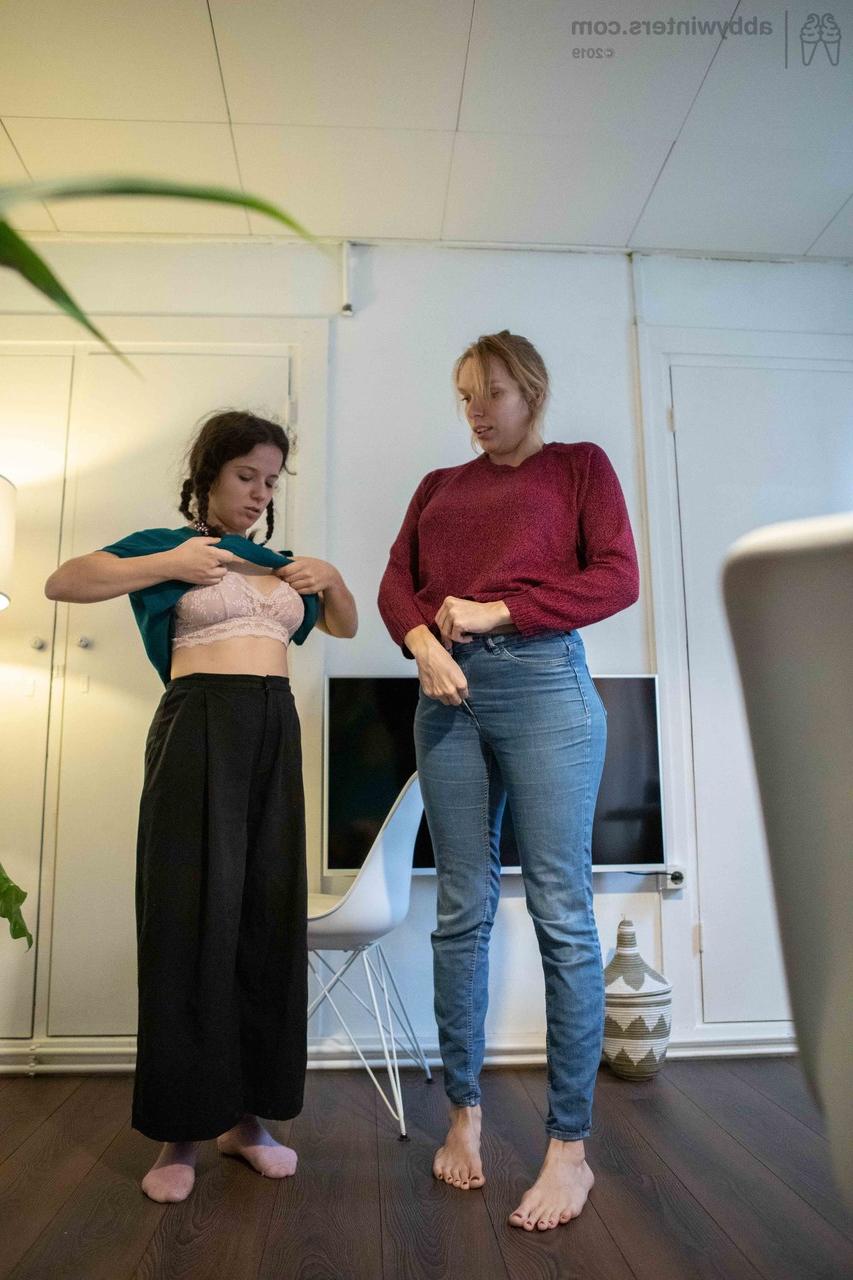 20P Las muñecas desnudas Alessia y Layla K muestran sus curvas mientras se visten