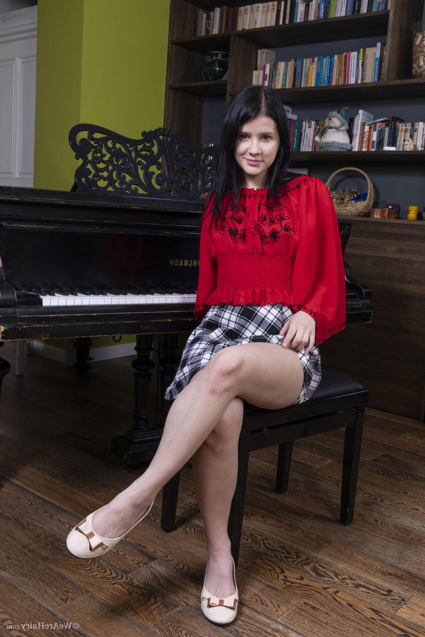 20P La sexy amateur Viola Weber juega con su inocente coño peludo en el piano