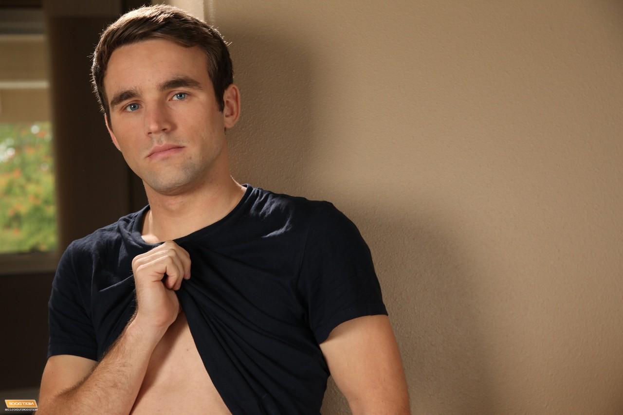 20P Caucasian boy Andrew Collins showing off his uncut cock in a sizzling solo