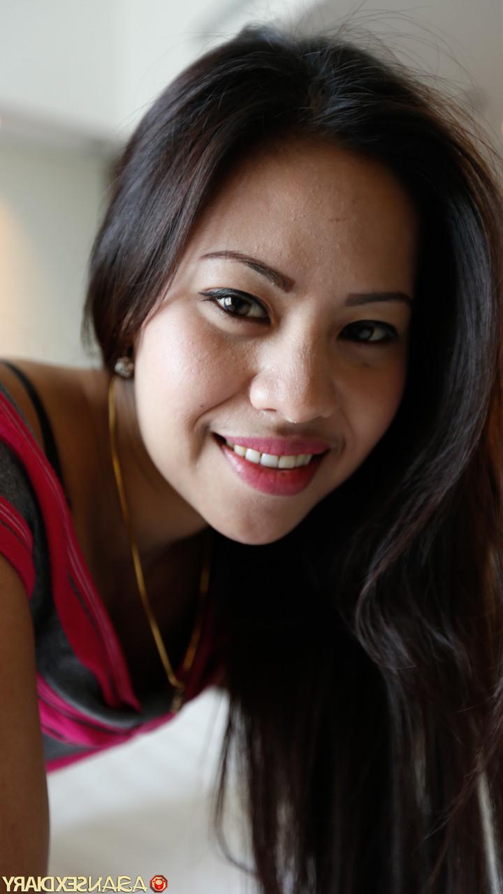 20P La jolie asiatique amateur Noti dévoile son corps et se fait baiser en POV.