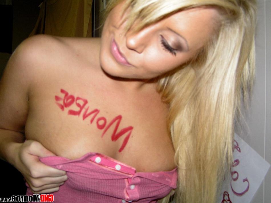 12P Blondes Mädchen neckt in Booty-Shorts während eines Solospiels