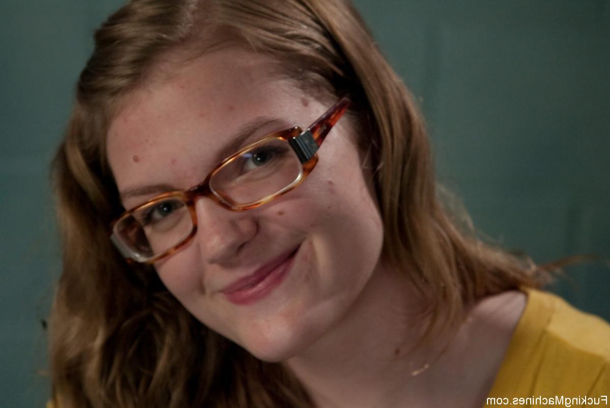 20P Die sexy Amateurin Ivy Mokhov zieht sich nackt aus und reitet in einem perversen Solo einen Maschinendildo
