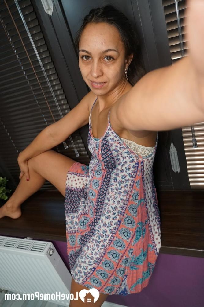 20P Linda morena amadora tirando selfies para mandar seu acompanhante no Tinder