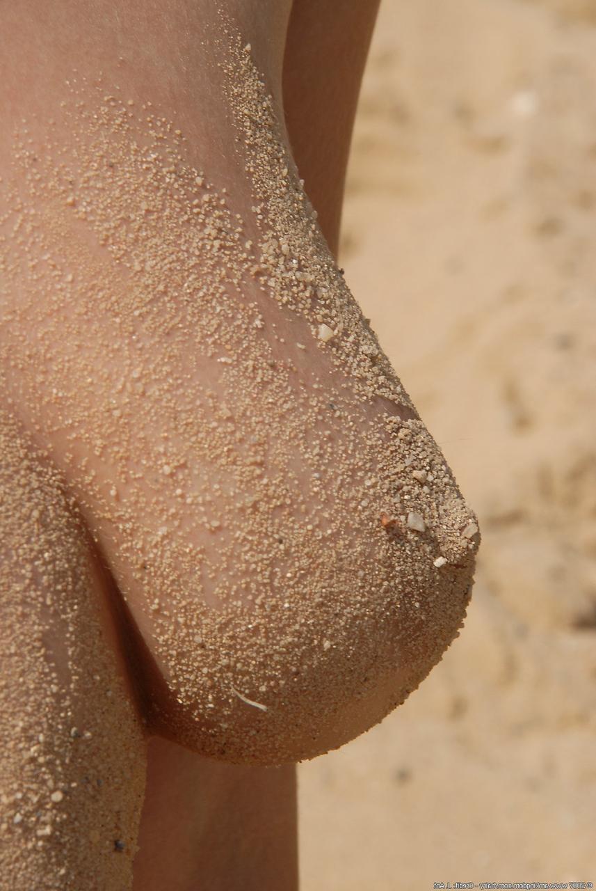 20P Teen Stany posiert nackt an einem Sandstrand und zeigt ihre haarige Muschi aus nächster Nähe