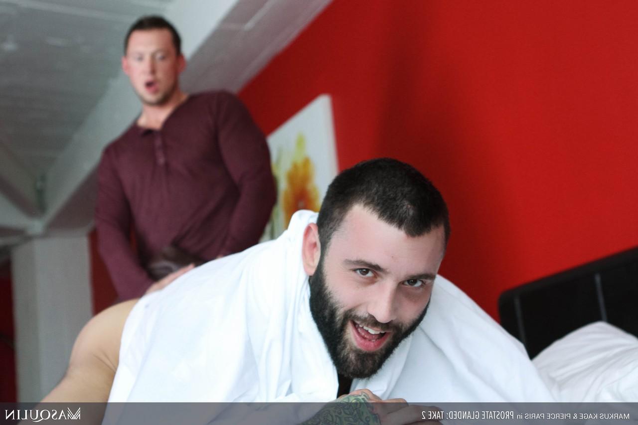 20P Homens gays musculosos Markus Kage e Pierce Paris desfrutam de sexo anal estilo cachorrinho